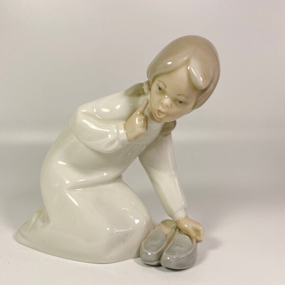 Retired VTG Lladro’ Little Girl With Slippers Porcelain Figurine Made 1977 -1984 - Picture 6 of 7